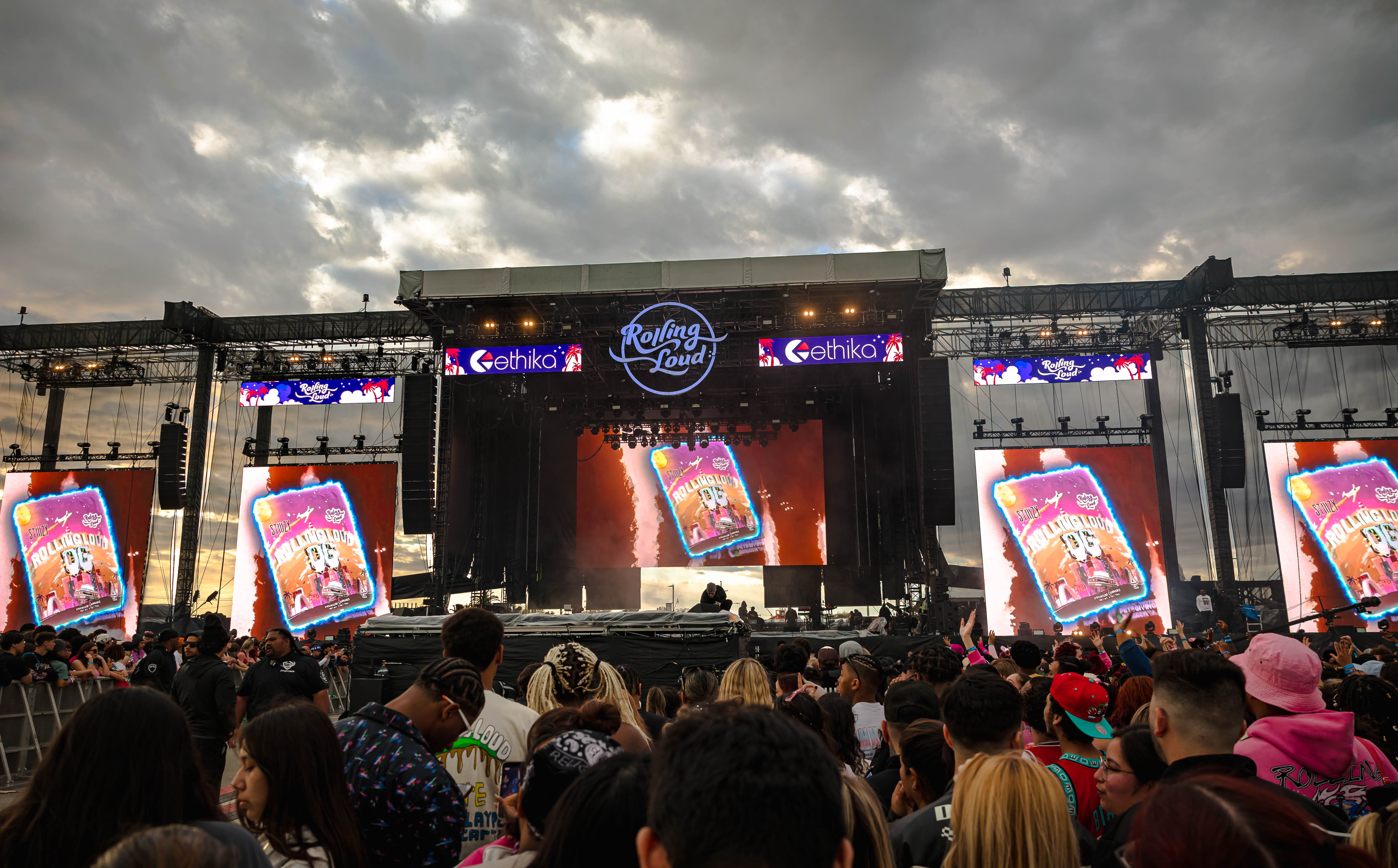 STIIIZY Rolling Loud OG product campaign on the festival main-stage screens